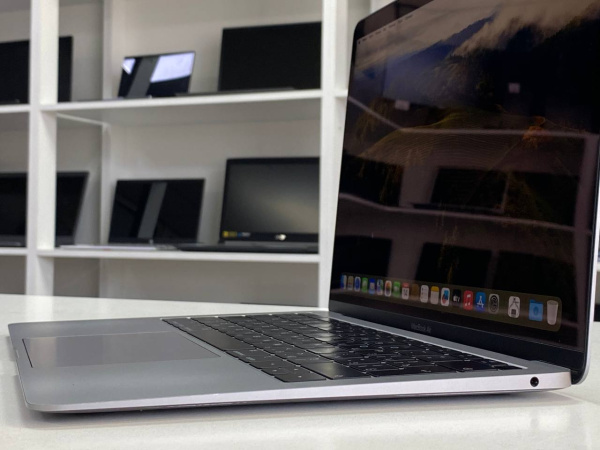 Ноутбук MacBook Air 13 2019 (БУ) - 13.3 2K/Core i5/8GB/SSD 128GB/UHD/649 циклов 86%