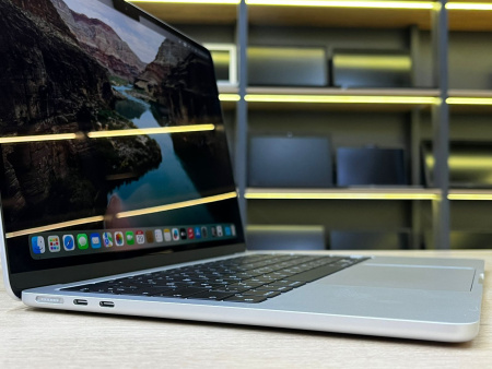 Ноутбук MacBook Air 13 2024 (БУ) - 13.6 2K/Apple M3/8GB/256GB/100% 35 циклов