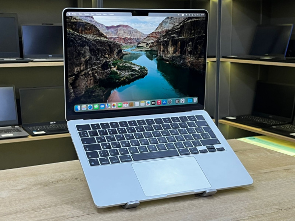 Ноутбук MacBook Air 13 2024 (БУ) - 13.6 2K/Apple M3/8GB/256GB/100% 35 циклов